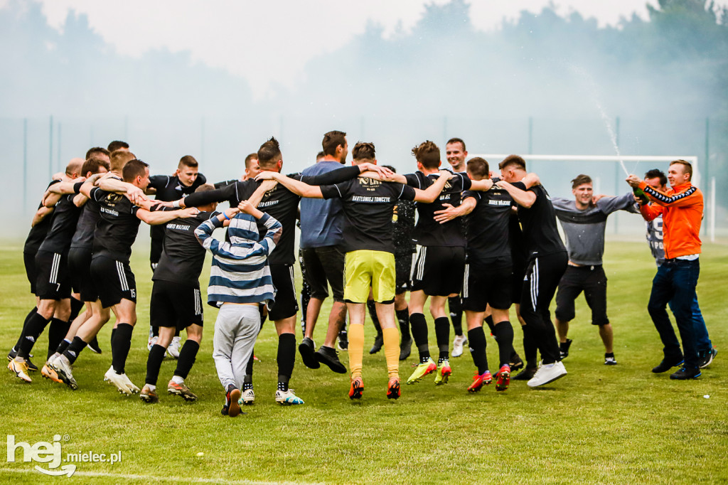 Czarni Trześń - Stal III Mielec: mecz i feta