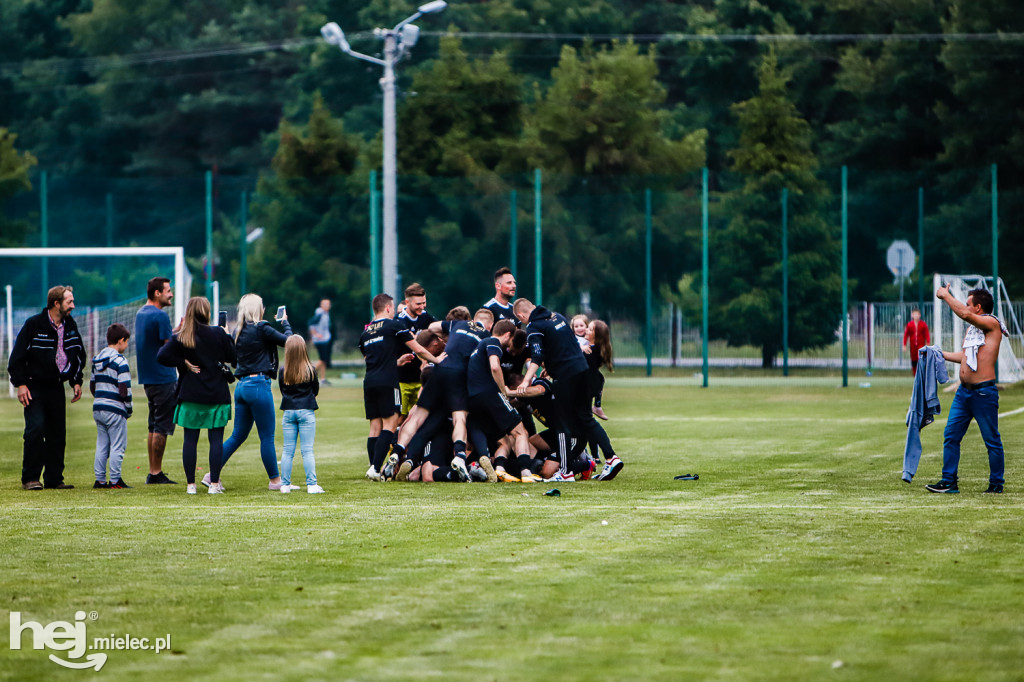 Czarni Trześń - Stal III Mielec: mecz i feta