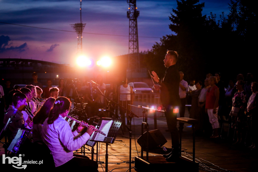 Widowisko Mundur na nim szary