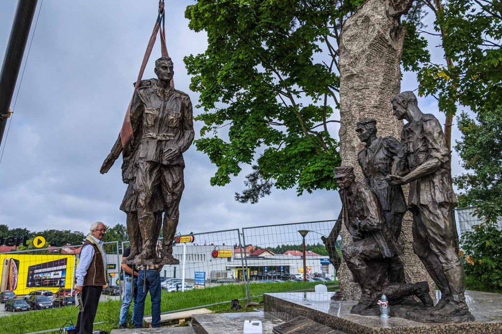 Montaż kolejnych trzech figur na Górze Cyranowskiej