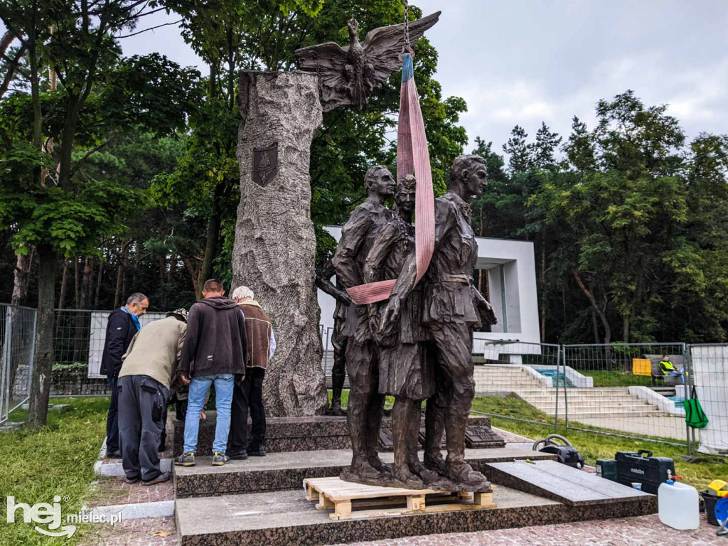 Montaż kolejnych trzech figur na Górze Cyranowskiej