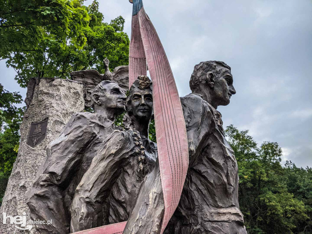 Montaż kolejnych trzech figur na Górze Cyranowskiej