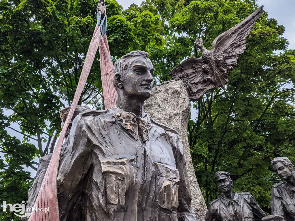 Montaż kolejnych trzech figur na Górze Cyranowskiej