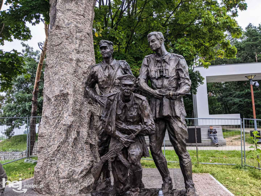Montaż kolejnych trzech figur na Górze Cyranowskiej