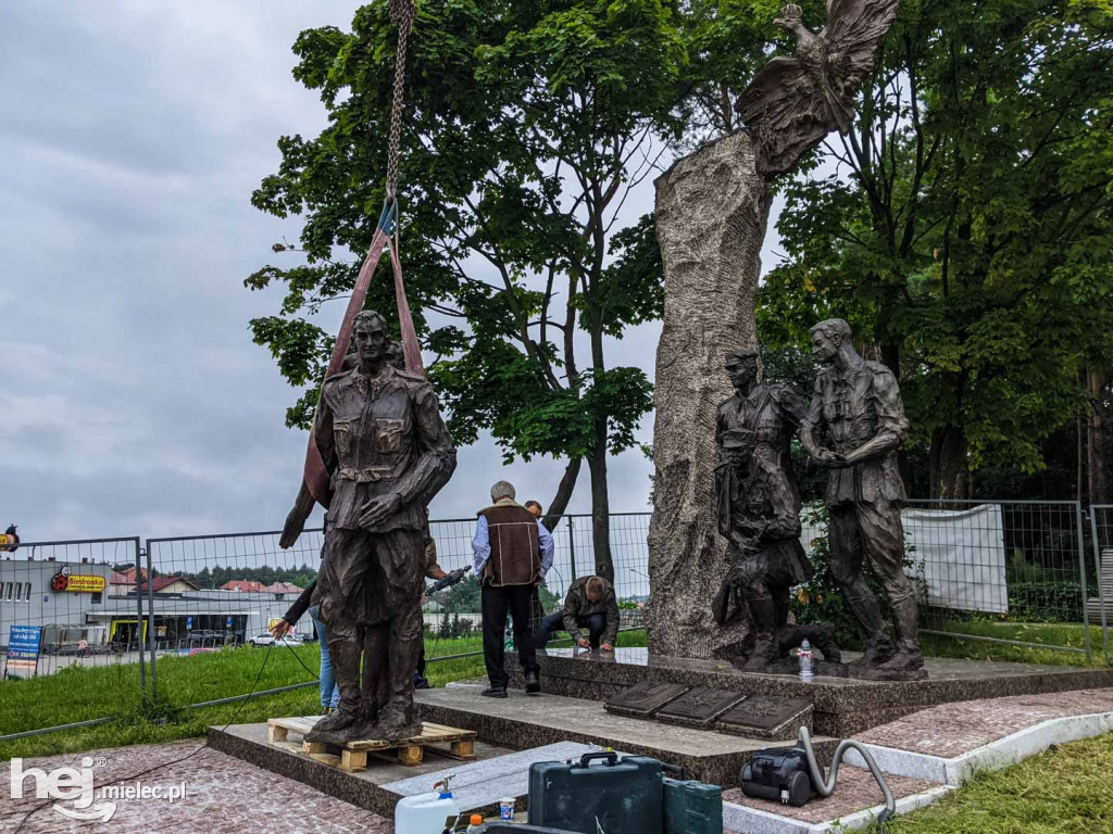 Montaż kolejnych trzech figur na Górze Cyranowskiej