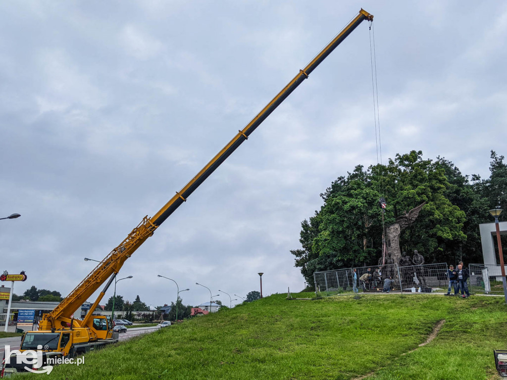 Montaż kolejnych trzech figur na Górze Cyranowskiej