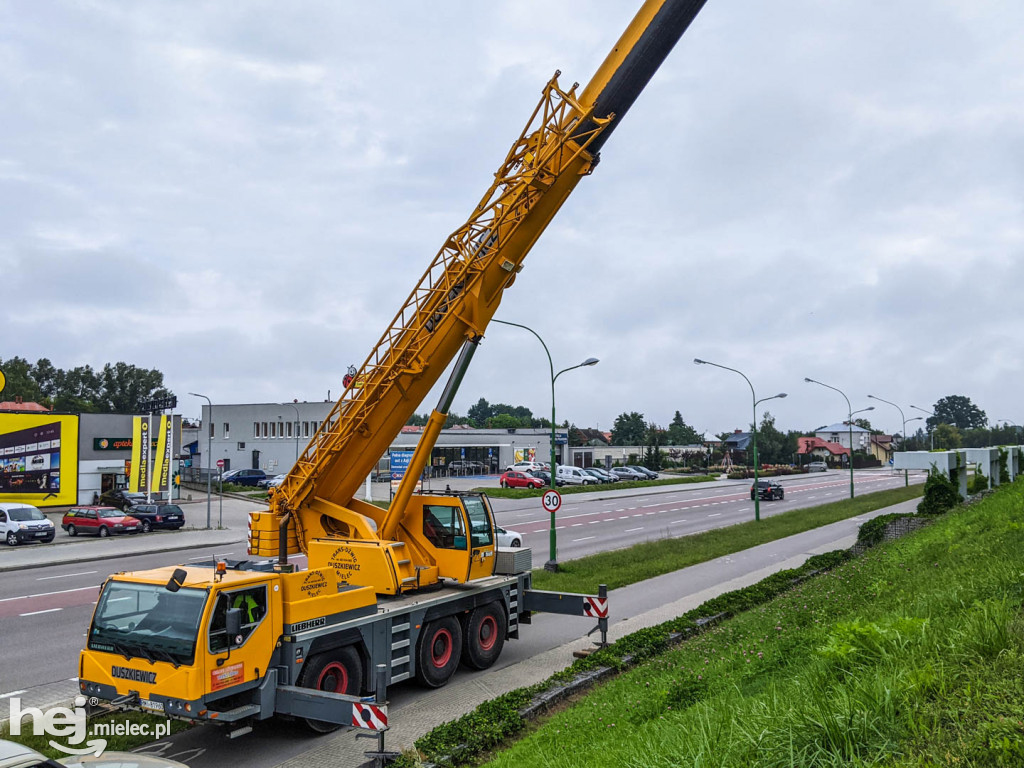 Montaż kolejnych trzech figur na Górze Cyranowskiej