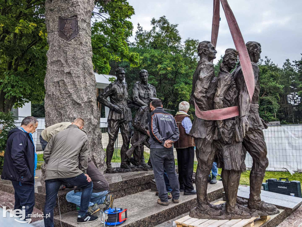 Montaż kolejnych trzech figur na Górze Cyranowskiej