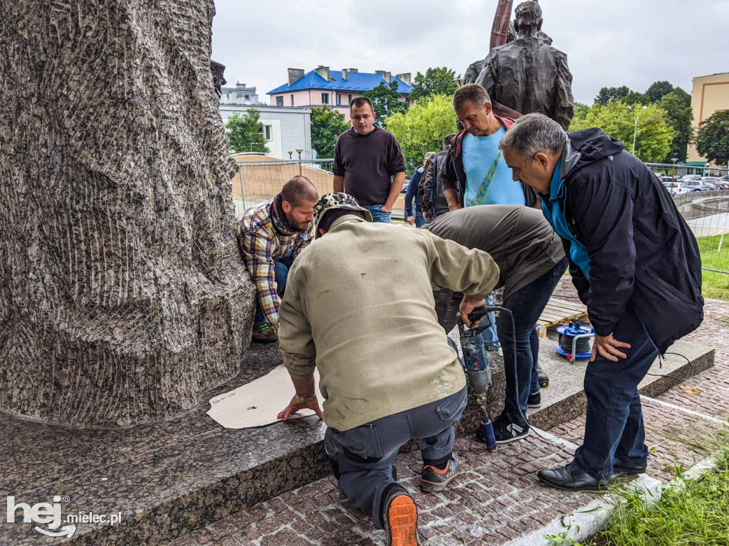 Montaż kolejnych trzech figur na Górze Cyranowskiej
