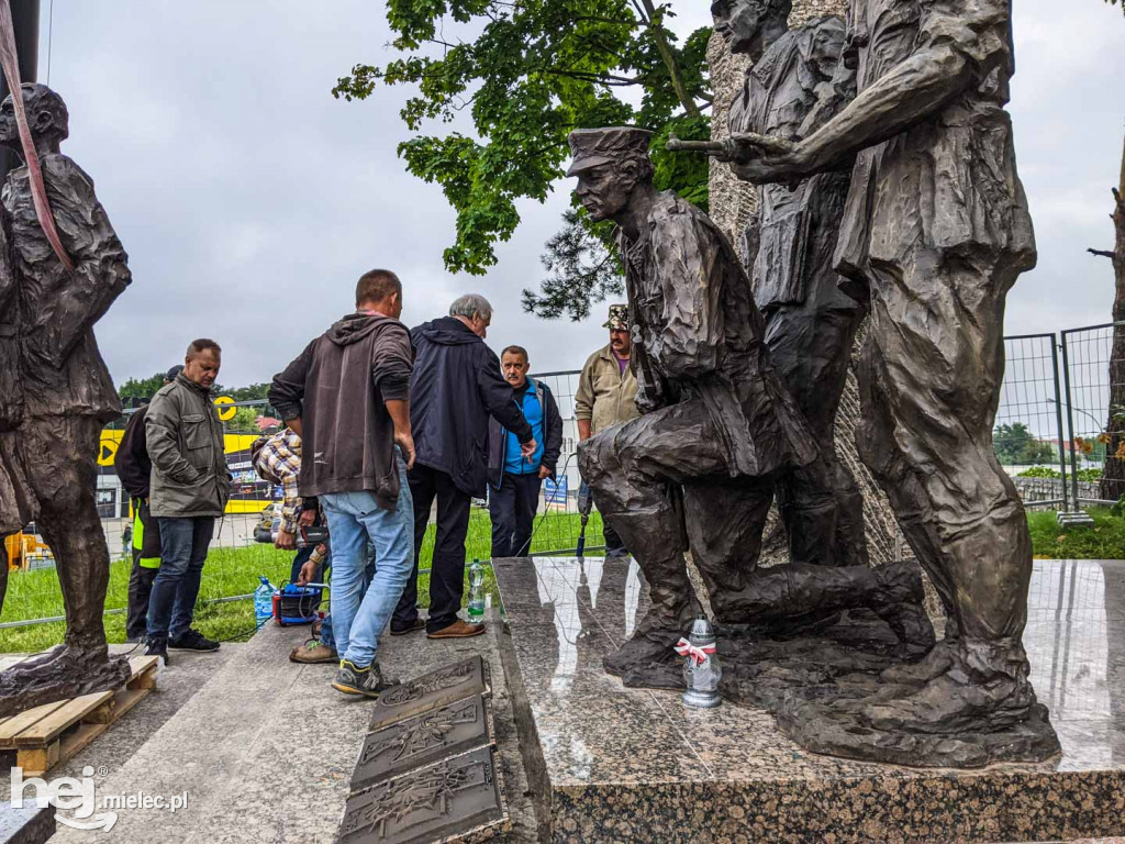 Montaż kolejnych trzech figur na Górze Cyranowskiej
