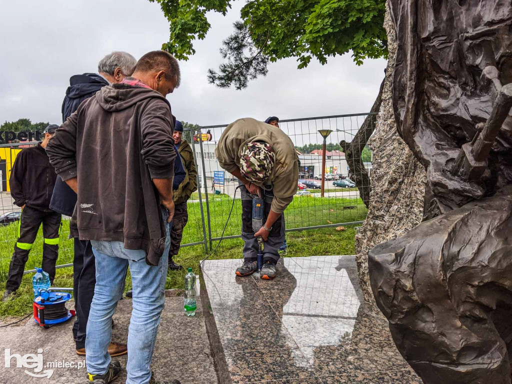 Montaż kolejnych trzech figur na Górze Cyranowskiej