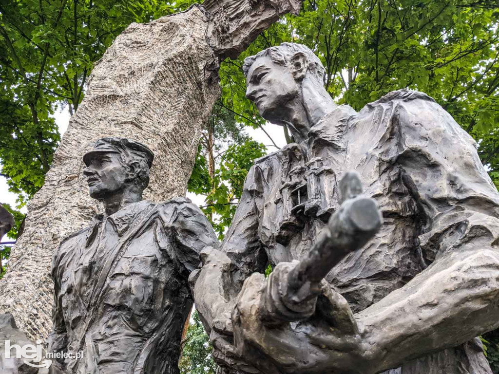 Montaż kolejnych trzech figur na Górze Cyranowskiej