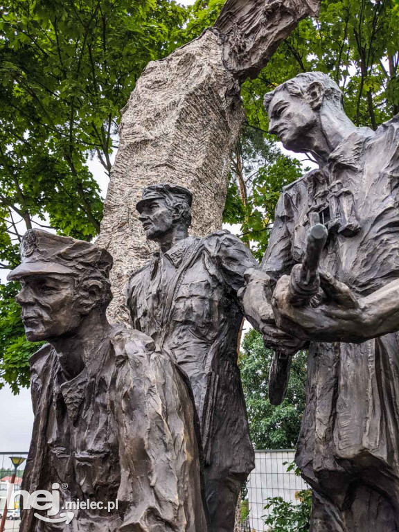 Montaż kolejnych trzech figur na Górze Cyranowskiej