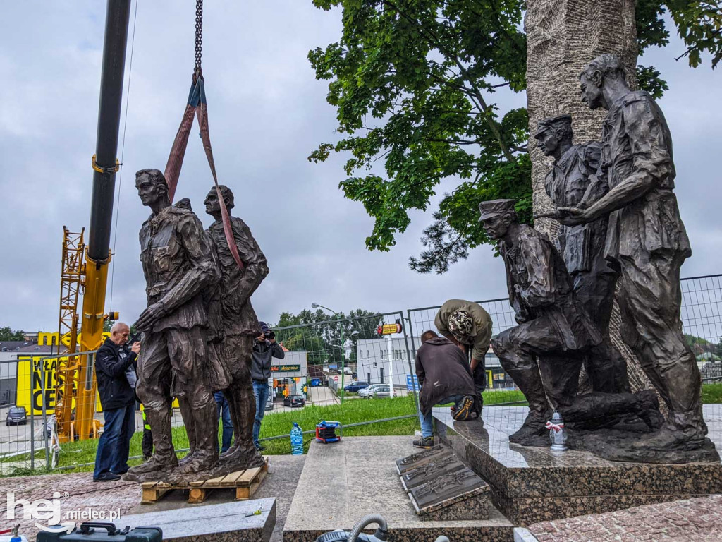 Montaż kolejnych trzech figur na Górze Cyranowskiej