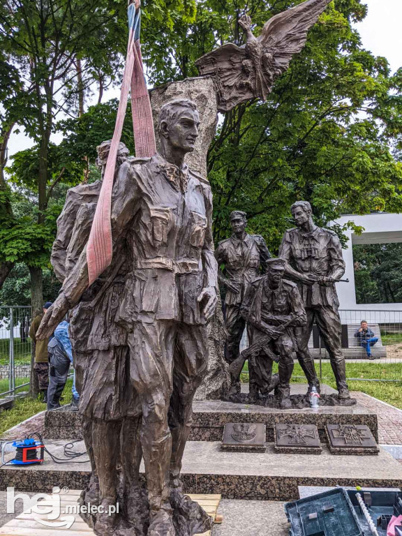 Montaż kolejnych trzech figur na Górze Cyranowskiej