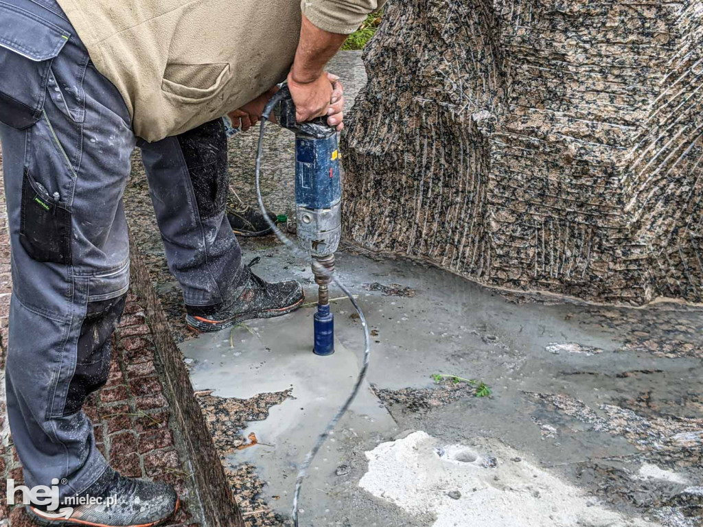Montaż kolejnych trzech figur na Górze Cyranowskiej