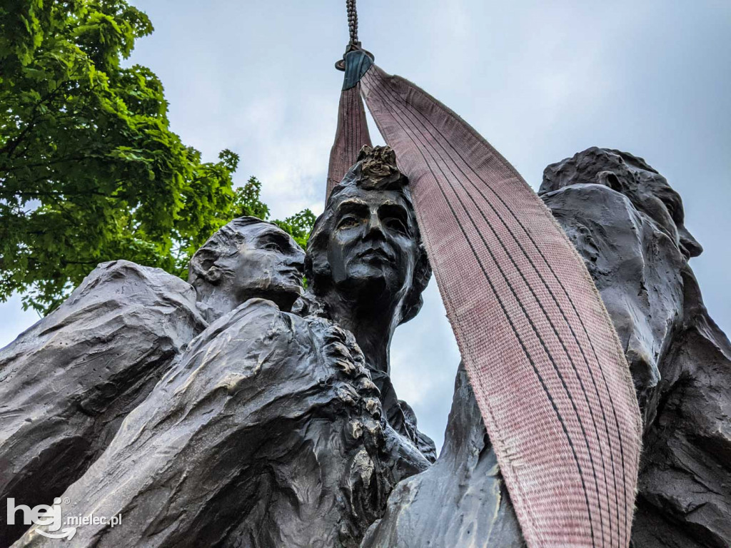 Montaż kolejnych trzech figur na Górze Cyranowskiej