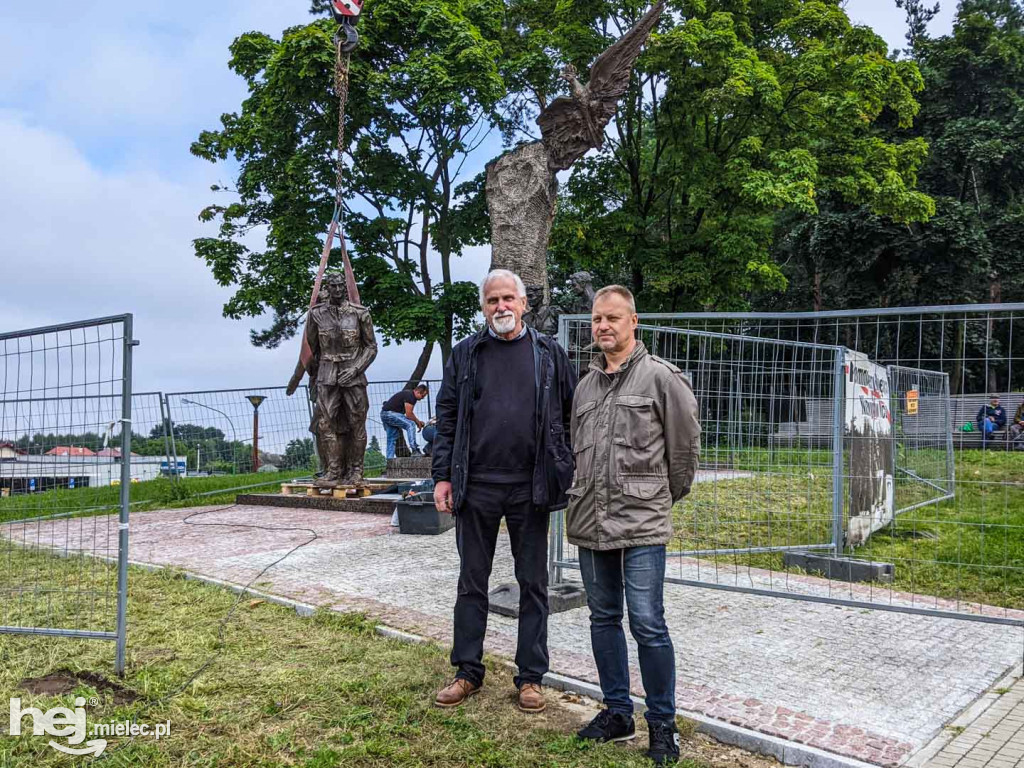 Montaż kolejnych trzech figur na Górze Cyranowskiej