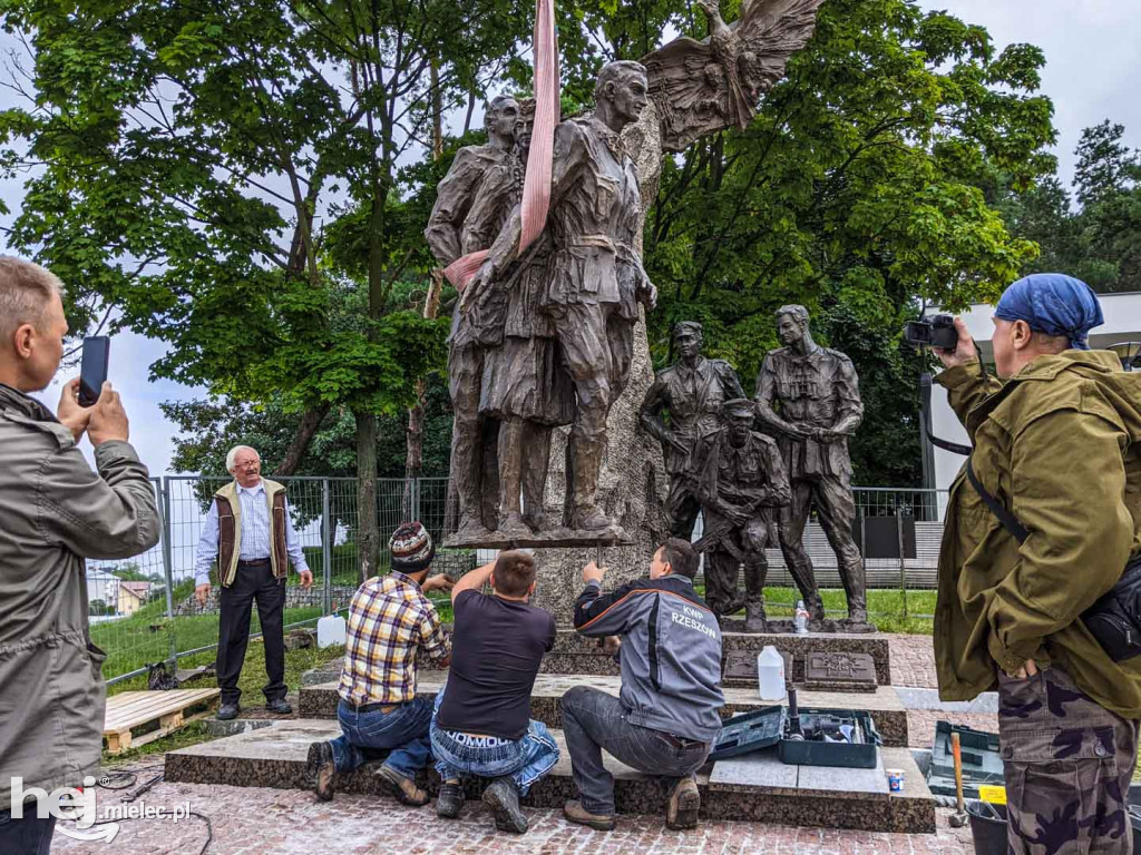 Montaż kolejnych trzech figur na Górze Cyranowskiej