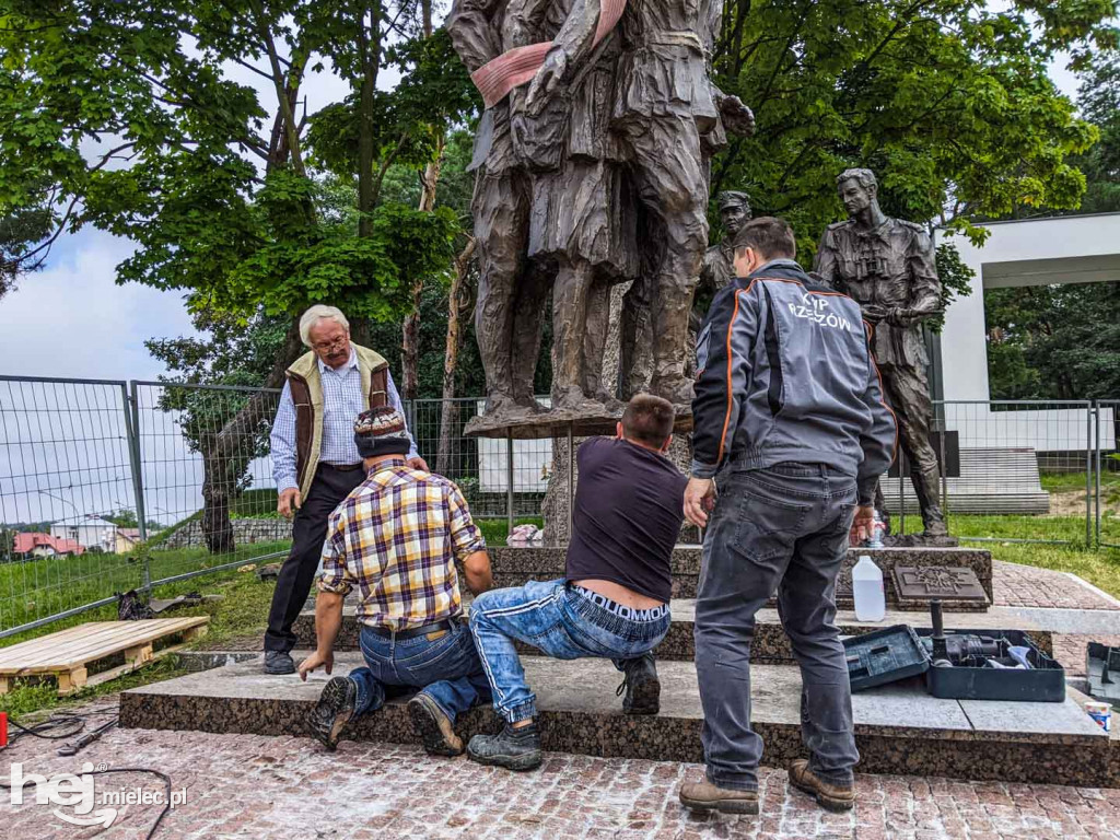 Montaż kolejnych trzech figur na Górze Cyranowskiej