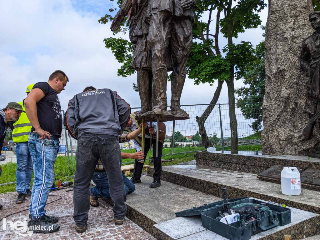 Montaż kolejnych trzech figur na Górze Cyranowskiej