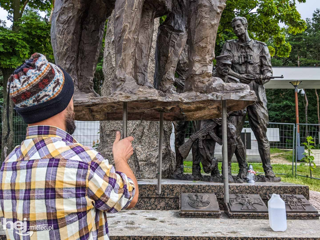 Montaż kolejnych trzech figur na Górze Cyranowskiej