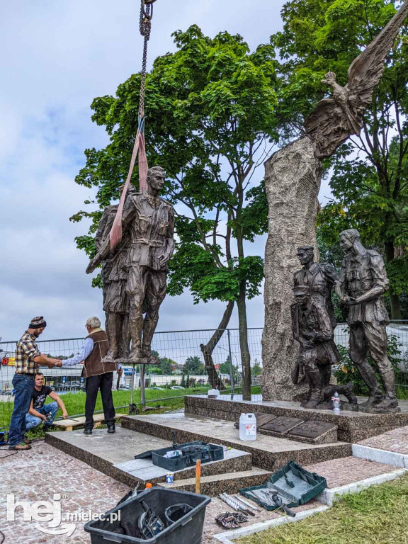 Montaż kolejnych trzech figur na Górze Cyranowskiej