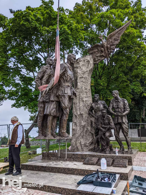 Montaż kolejnych trzech figur na Górze Cyranowskiej