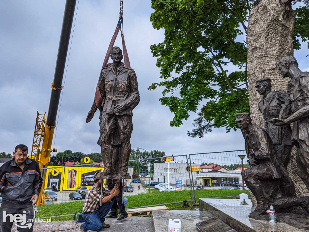 Montaż kolejnych trzech figur na Górze Cyranowskiej