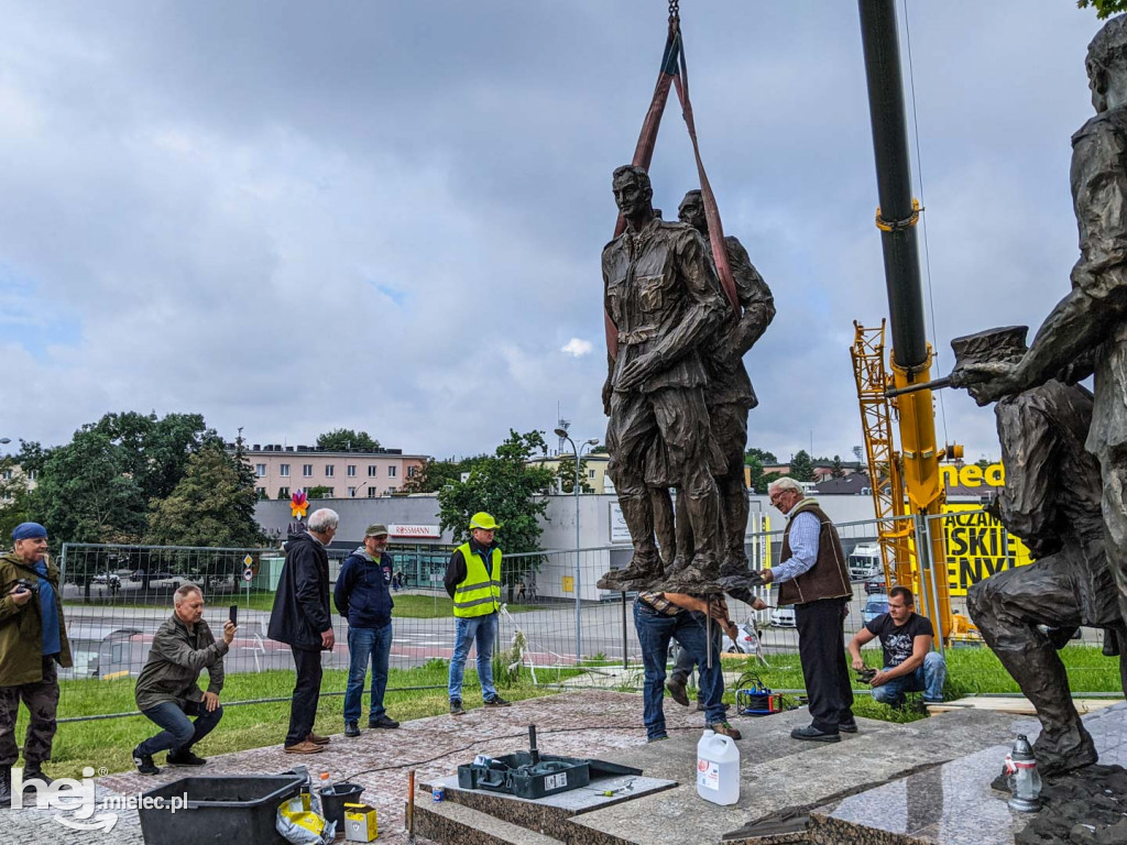 Montaż kolejnych trzech figur na Górze Cyranowskiej