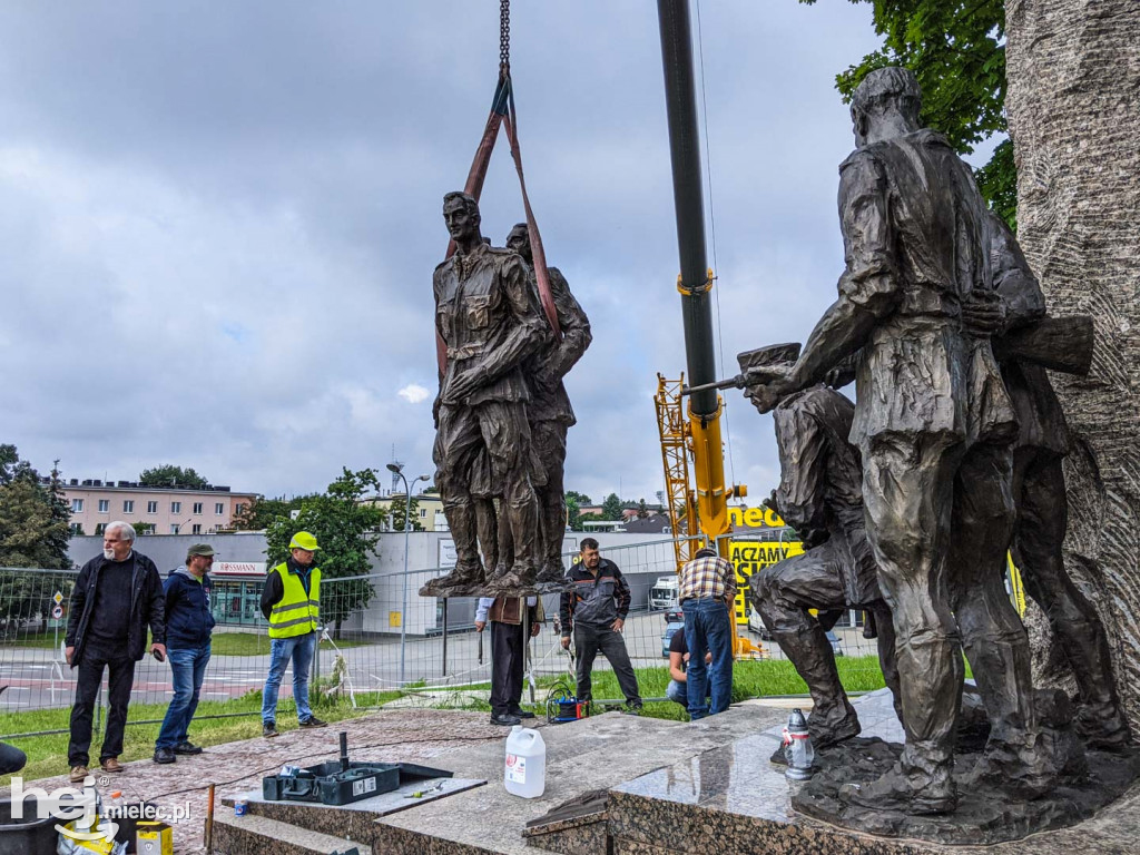 Montaż kolejnych trzech figur na Górze Cyranowskiej