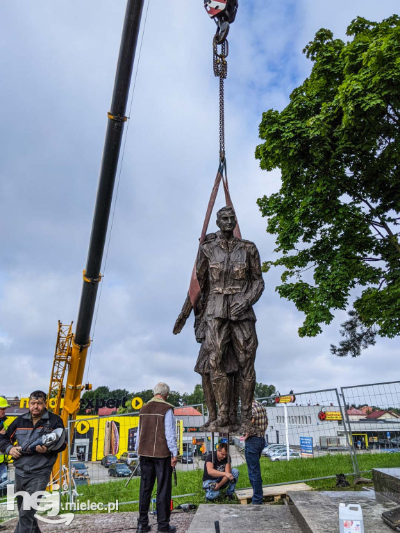 Montaż kolejnych trzech figur na Górze Cyranowskiej