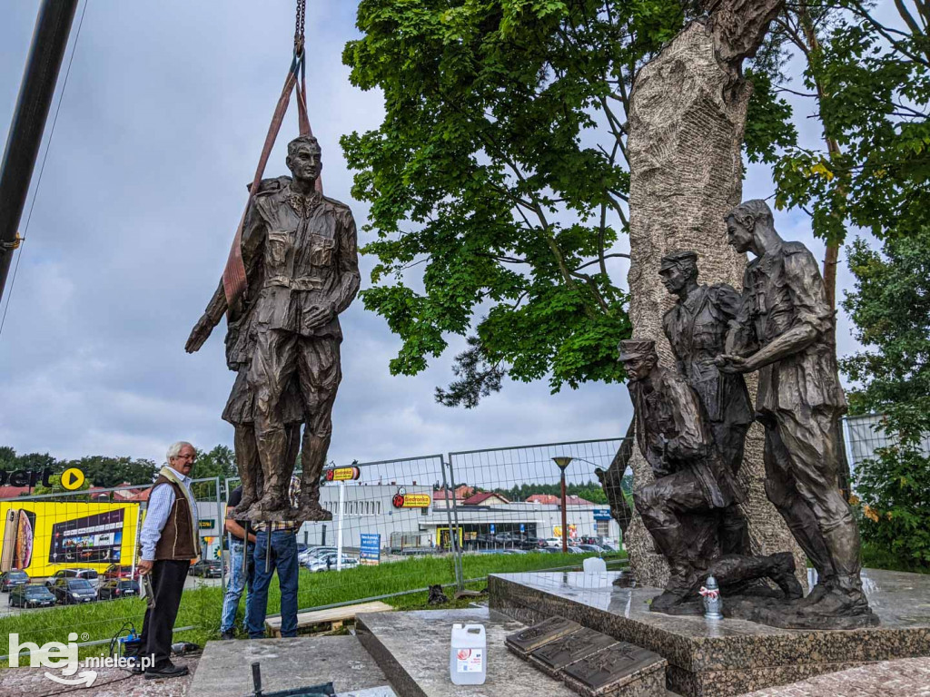 Montaż kolejnych trzech figur na Górze Cyranowskiej