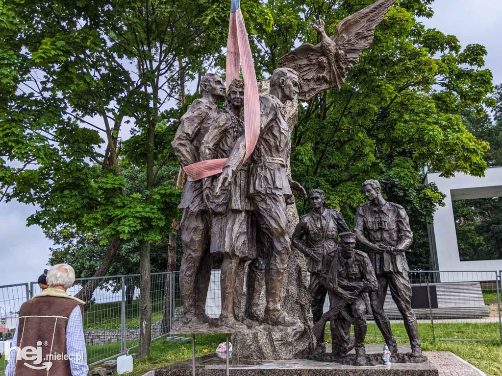 Montaż kolejnych trzech figur na Górze Cyranowskiej