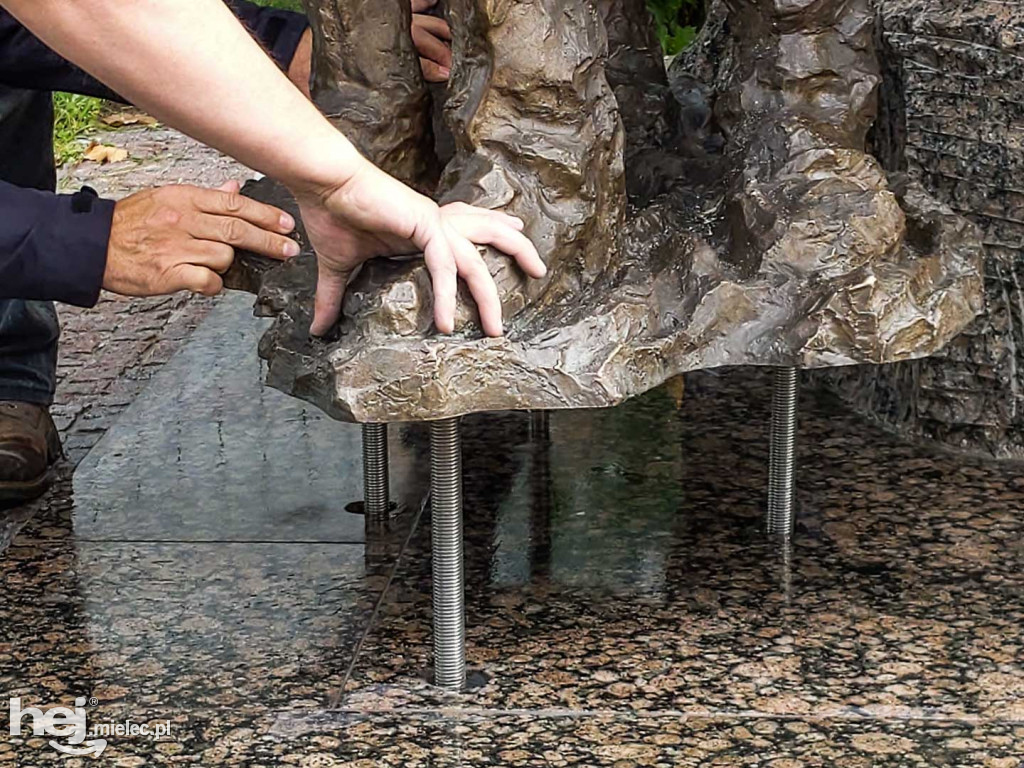 Montaż kolejnych trzech figur na Górze Cyranowskiej