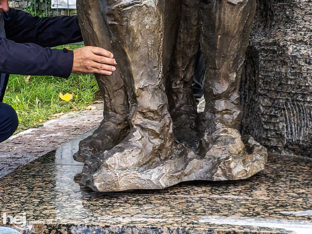 Montaż kolejnych trzech figur na Górze Cyranowskiej
