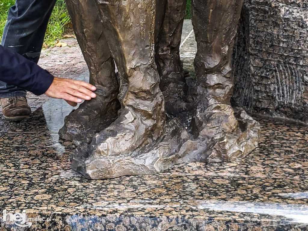 Montaż kolejnych trzech figur na Górze Cyranowskiej