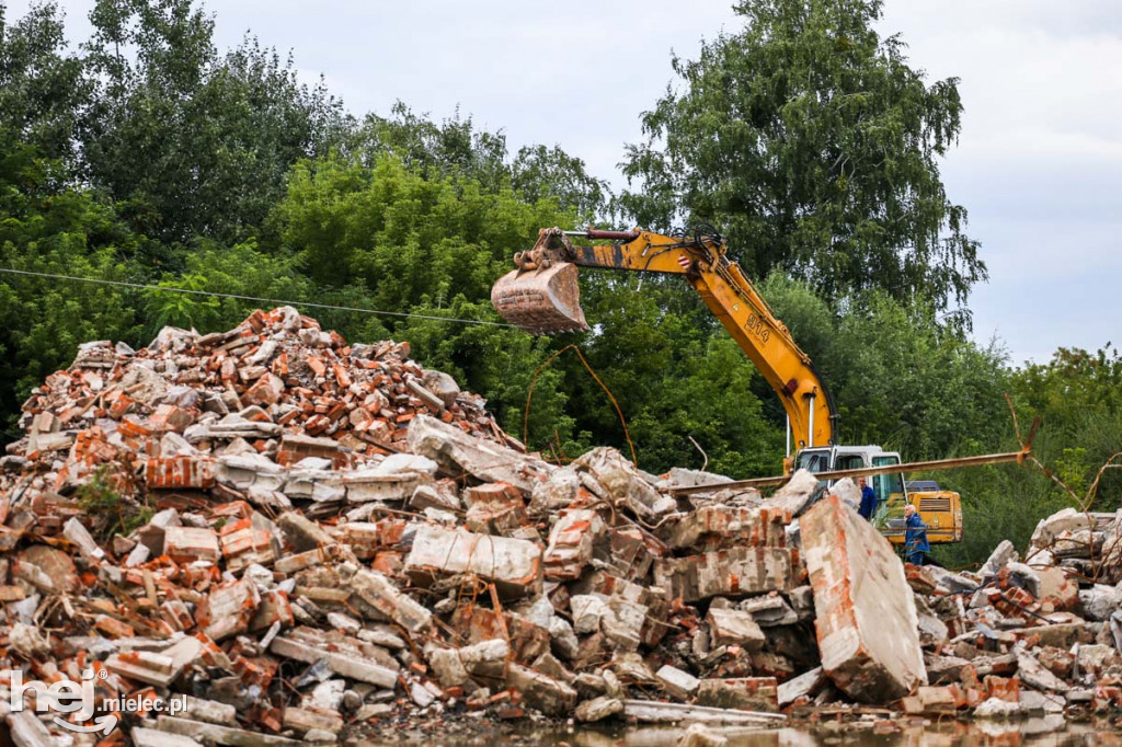Rozbiórka starej cegielni pod nowe osiedle mieszkaniowe