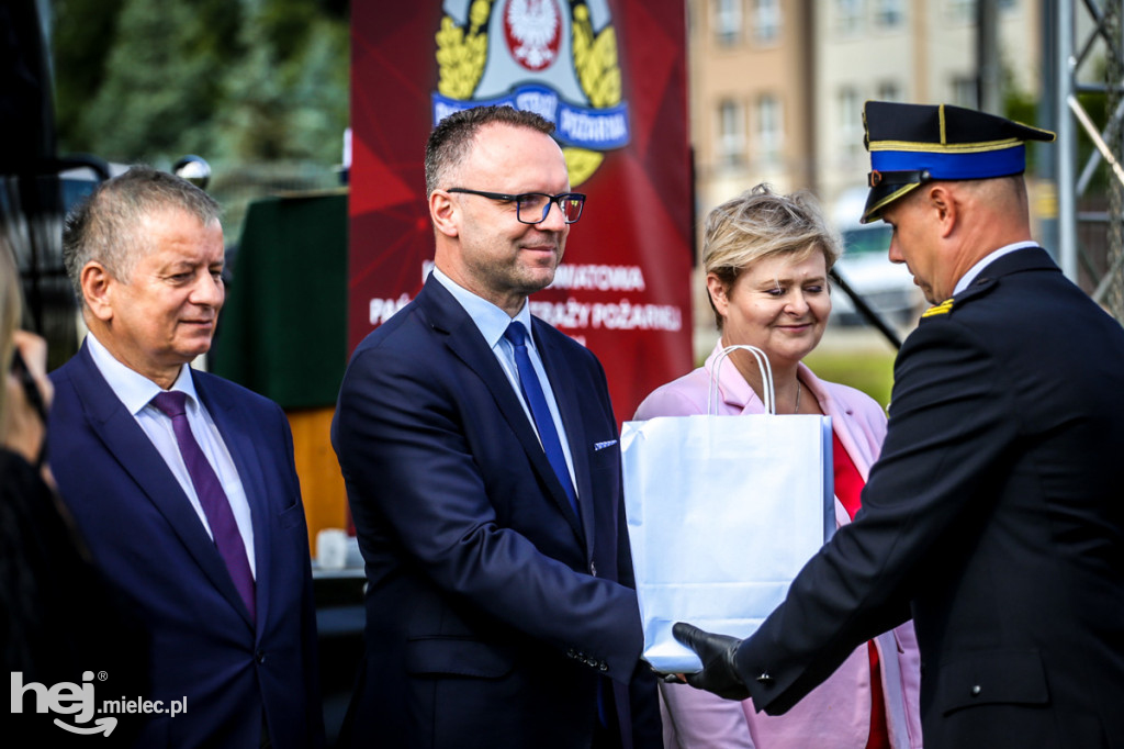 KPPSP z nowym sztandarem na 75-lecie pożarnictwa