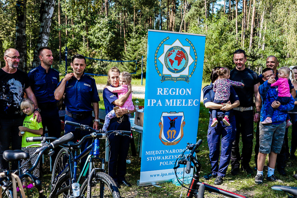Policjanci z Mielca przekazali rowery dla Domu Dziecka
