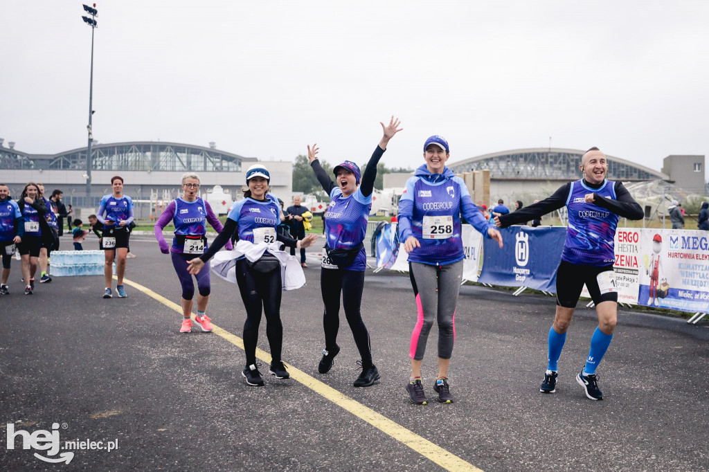 5. Bieg po pasie startowym mieleckiego lotniska