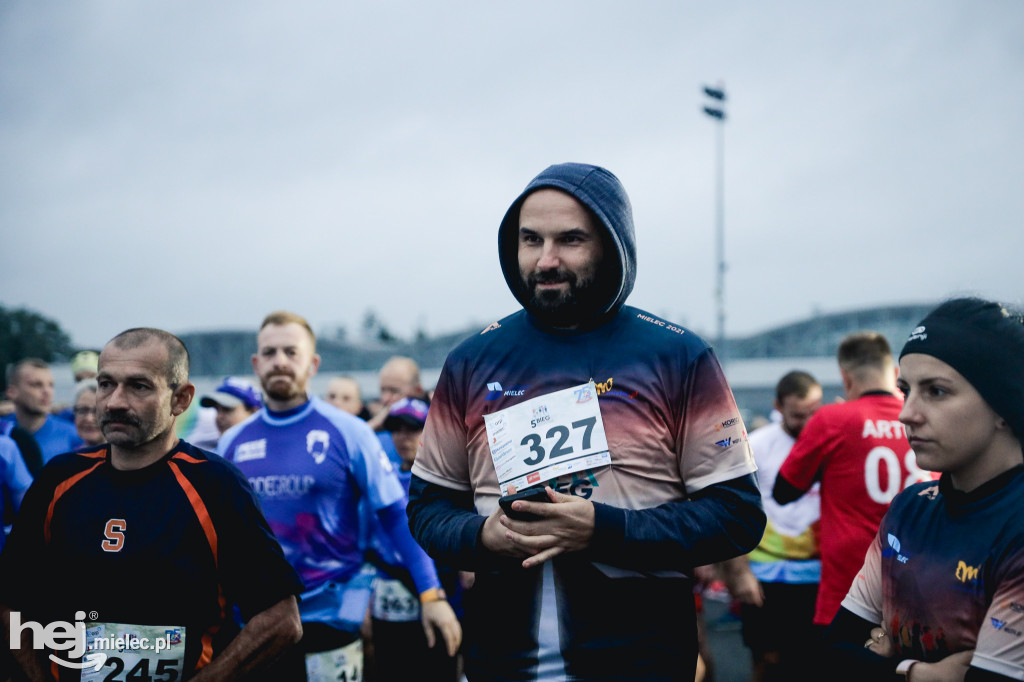 5. Bieg po pasie startowym mieleckiego lotniska