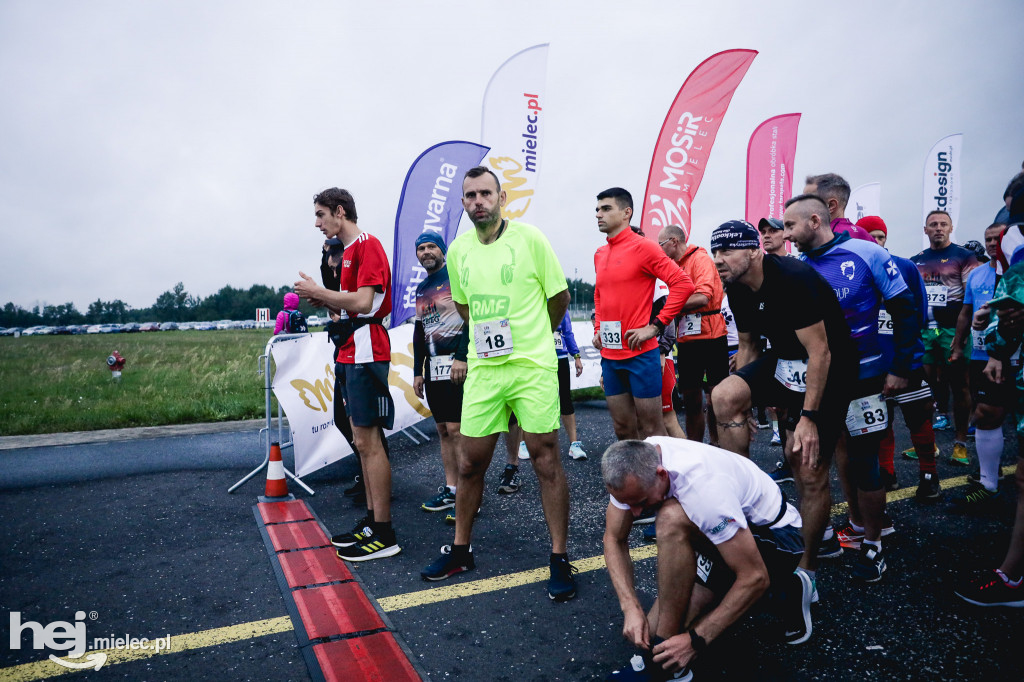 5. Bieg po pasie startowym mieleckiego lotniska