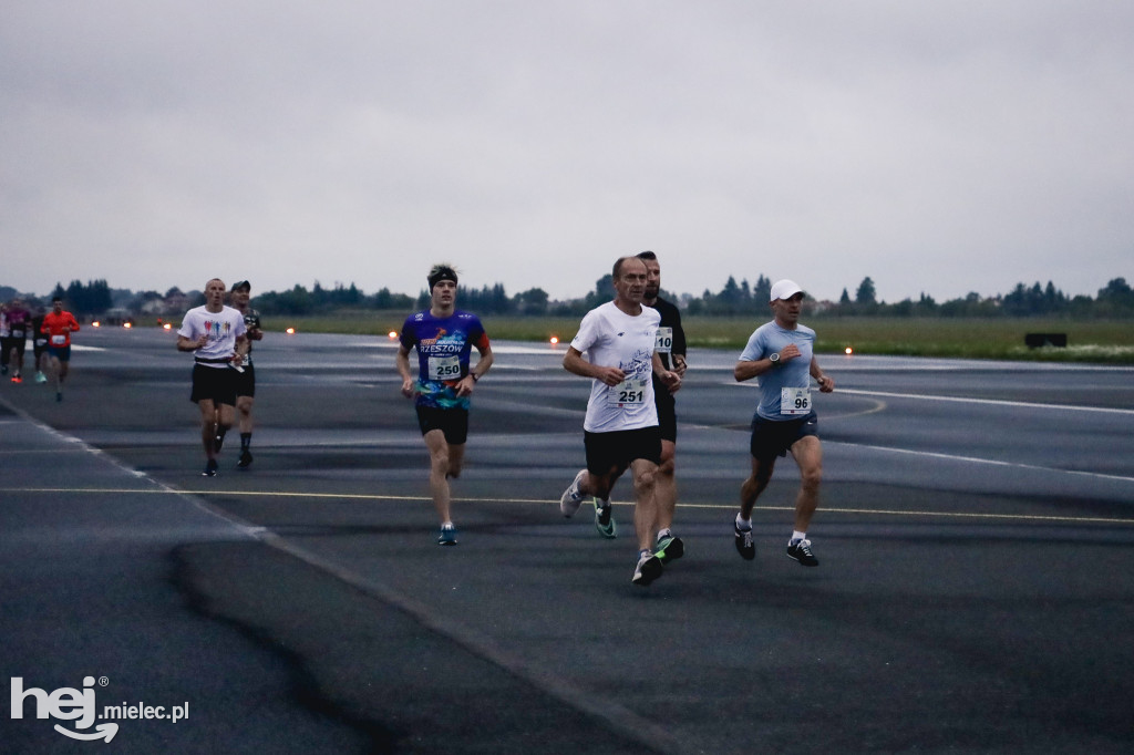 5. Bieg po pasie startowym mieleckiego lotniska