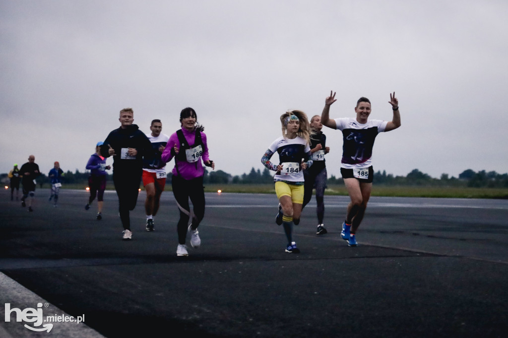 5. Bieg po pasie startowym mieleckiego lotniska