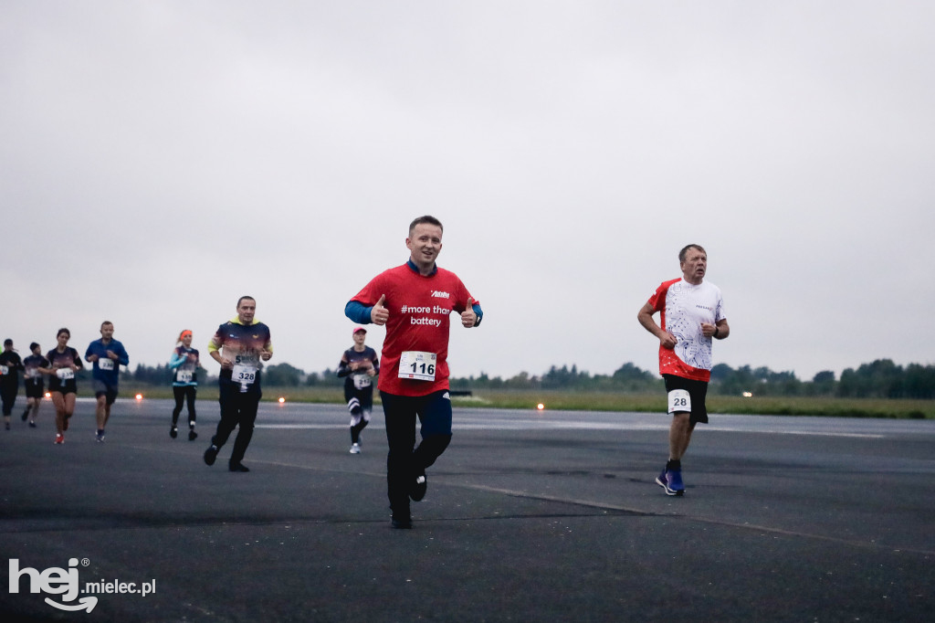 5. Bieg po pasie startowym mieleckiego lotniska