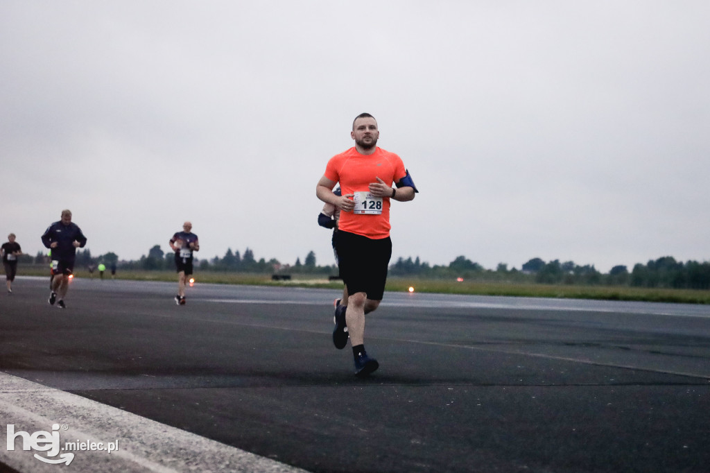 5. Bieg po pasie startowym mieleckiego lotniska