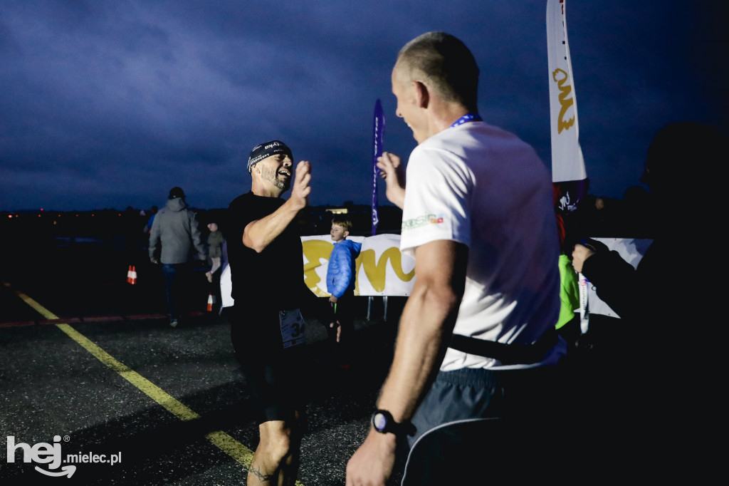 5. Bieg po pasie startowym mieleckiego lotniska