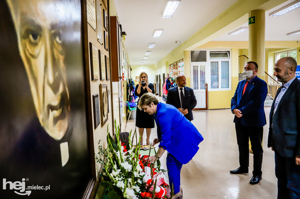 Mural kardynała Stefana Wyszyńskiego w Tuszymie