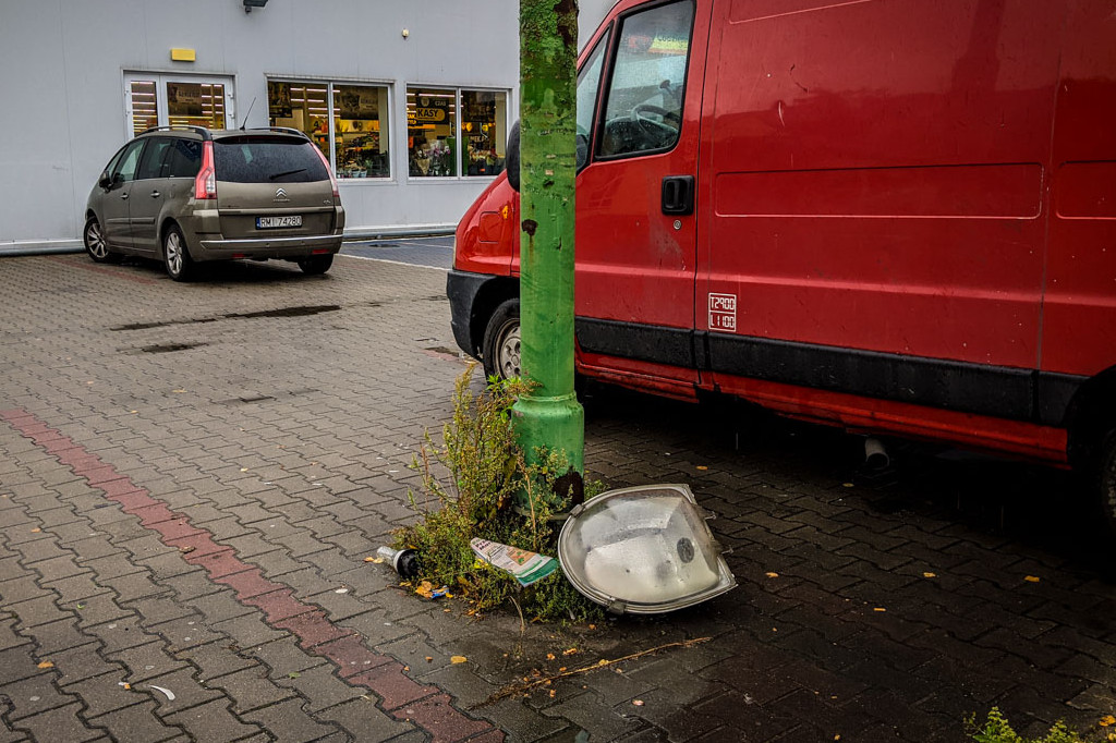 Lampa spadła na parking przy ul. Warneńczyka